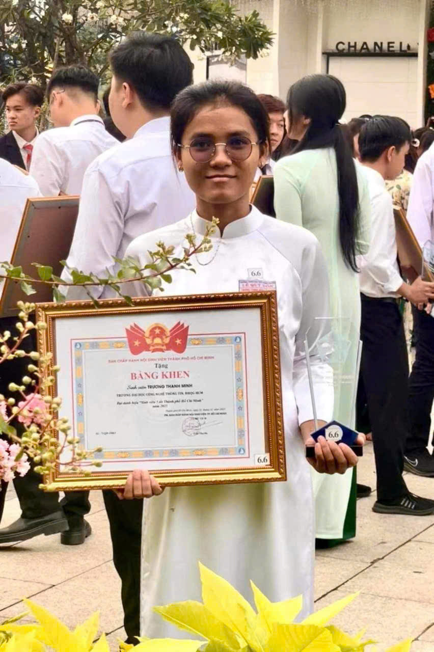 Thanh Minh nhận Bằng khen của Chủ tịch Hội Sinh viên TP. HCM cho thành tích đạt Danh hiệu 'Sinh viên 5 tốt' cấp Thành phố, năm 2023.