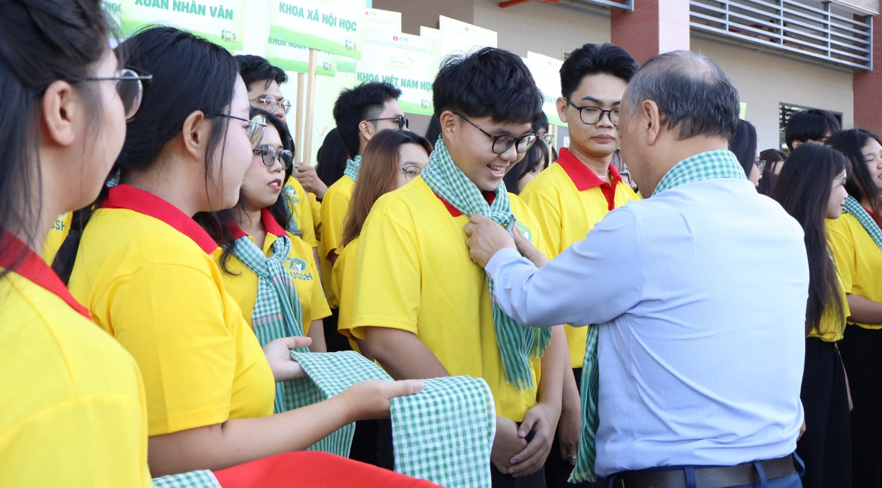 Nghi thức trao khăn rằn chiến sĩ.