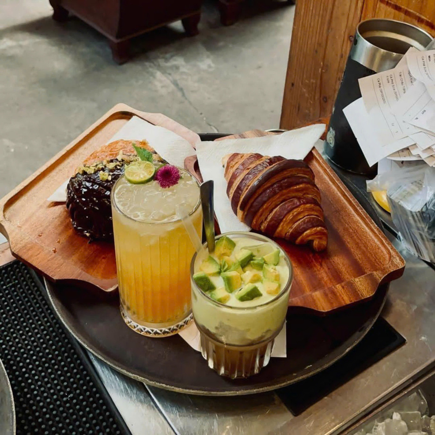 Cà phê bơ thường có vị béo ngậy của bơ tươi hòa quyện với sự đậm đà của cà phê, tạo nên sự cân bằng hoàn hảo giữa đắng và ngọt. Cà phê bơ thường có vị béo ngậy của bơ tươi hòa quyện với sự đậm đà của cà phê, tạo nên sự cân bằng hoàn hảo giữa đắng và ngọt.