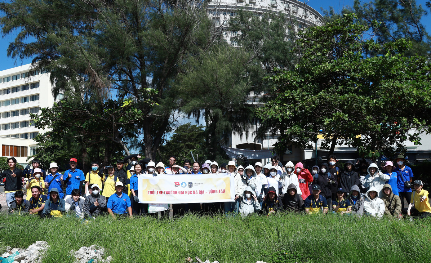 Hơn 100 bạn sinh viên tham gia hưởng ứng chương trình.