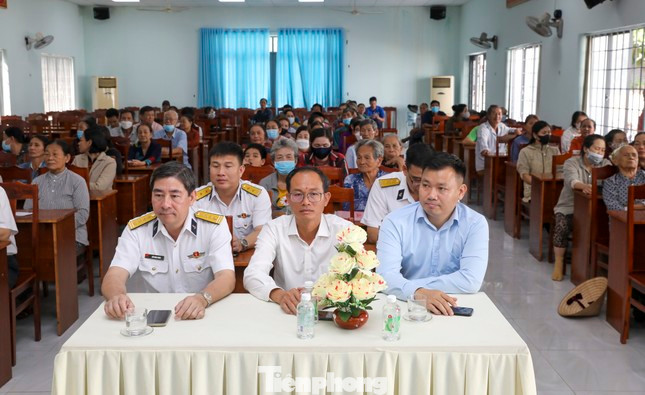 Rất đông bà con đến tham dự chương trình. Rất đông bà con đến tham dự chương trình.