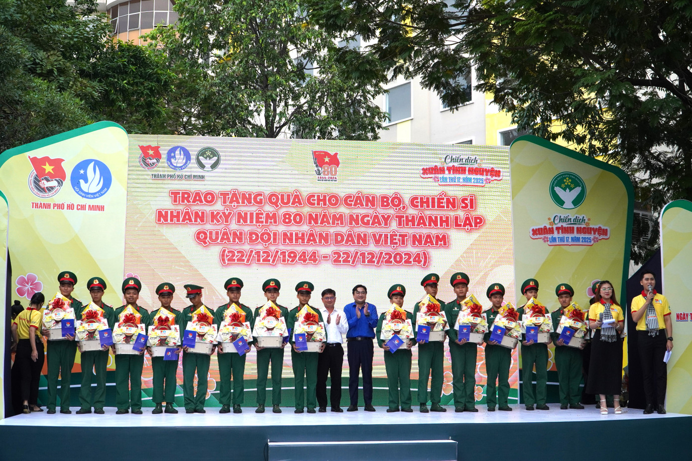 Tại Lễ ra quân, Ban Tổ chức gửi tới những phần quà Xuân cho những chiến sĩ có hoàn cảnh khó khăn nhân dịp Kỷ niệm Ngày thành lập Quân đội nhân dân Việt Nam (22/12/1944 - 22/12/2024).