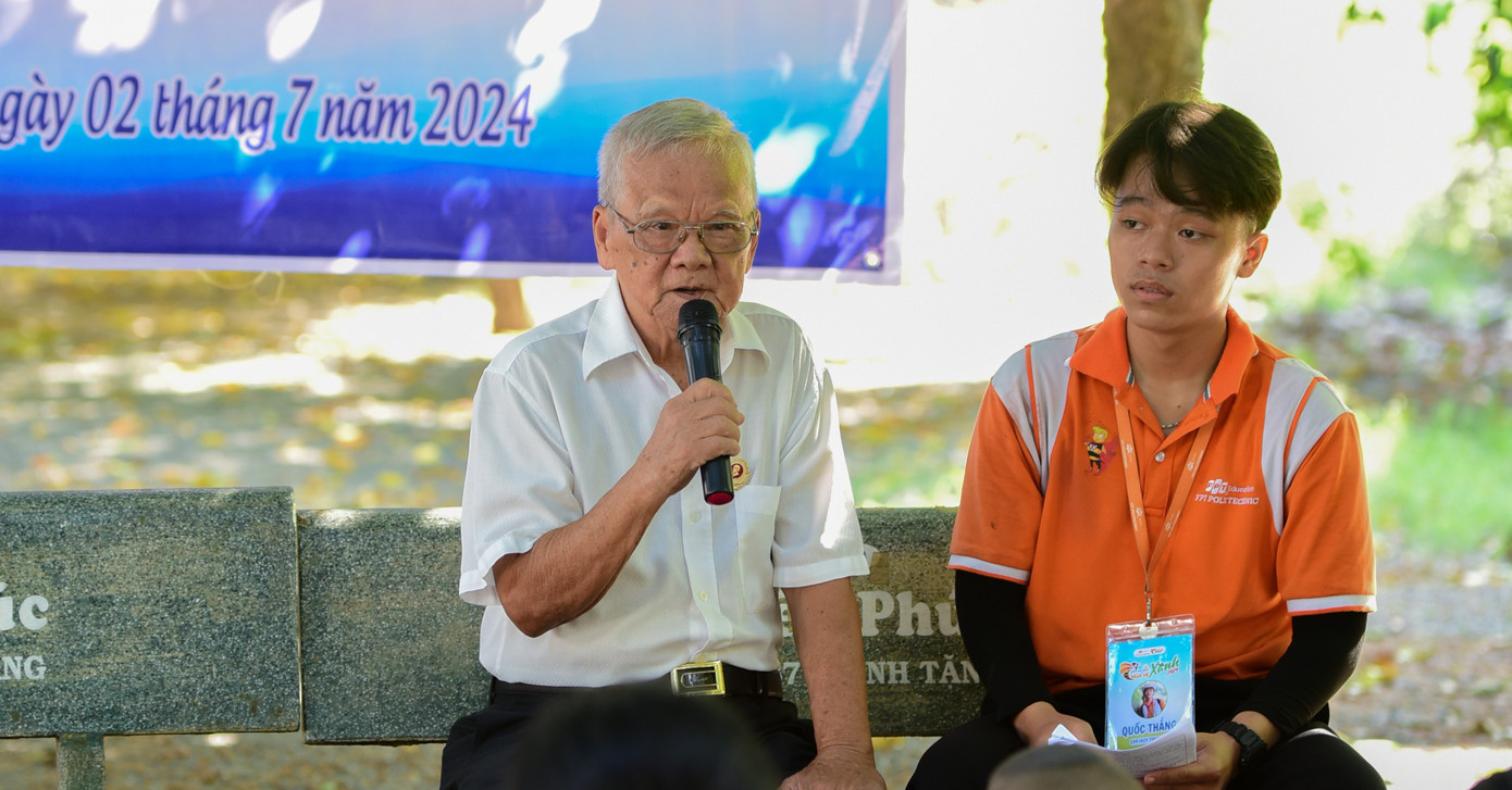 Sinh viên cùng các em nhỏ lắng nghe những câu chuyện về vùng đất Củ Chi qua lời kể của ông Nguyễn Văn Tuân.