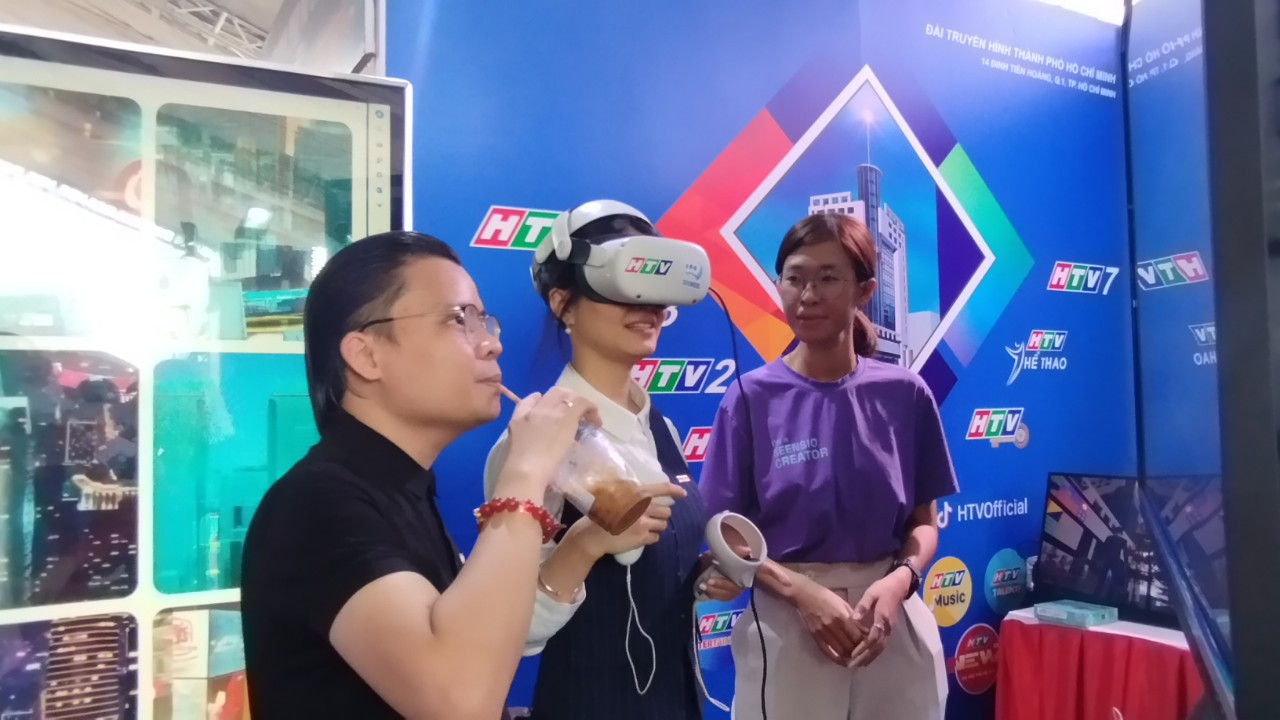 Các bạn sinh viên trải nghiệm tại các gian trưng bày tại Hội Báo. Các bạn sinh viên trải nghiệm tại các gian trưng bày tại Hội Báo.