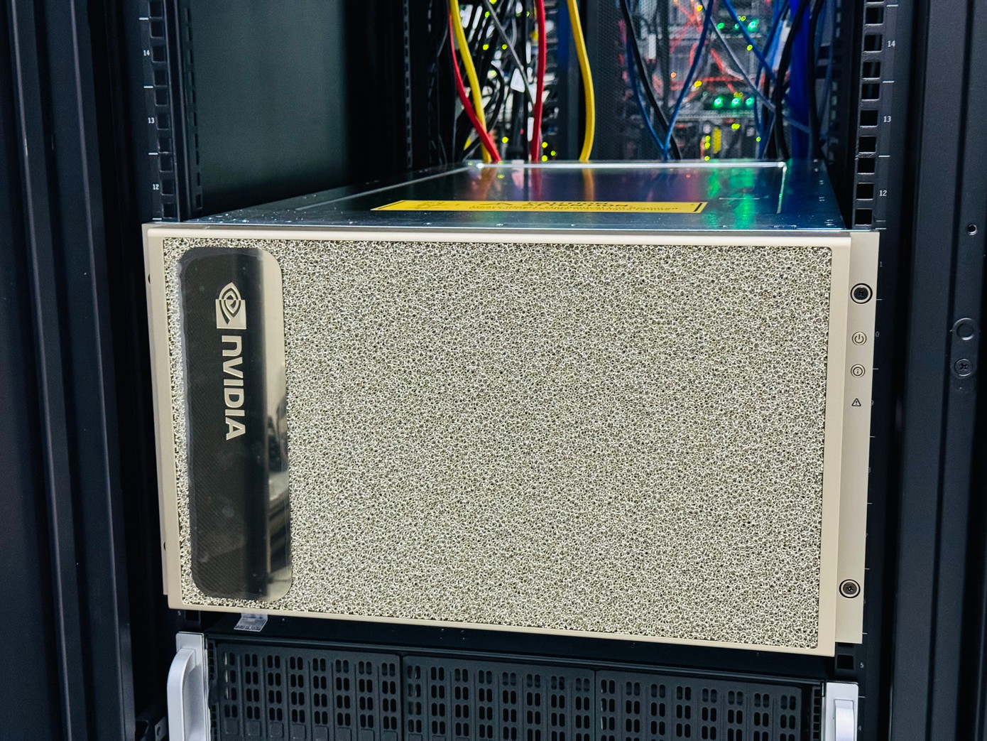 Cận cảnh 'siêu máy chủ' đầu tiên trong các trường đại học tại Việt Nam. Cận cảnh 'siêu máy chủ' đầu tiên trong các trường đại học tại Việt Nam.