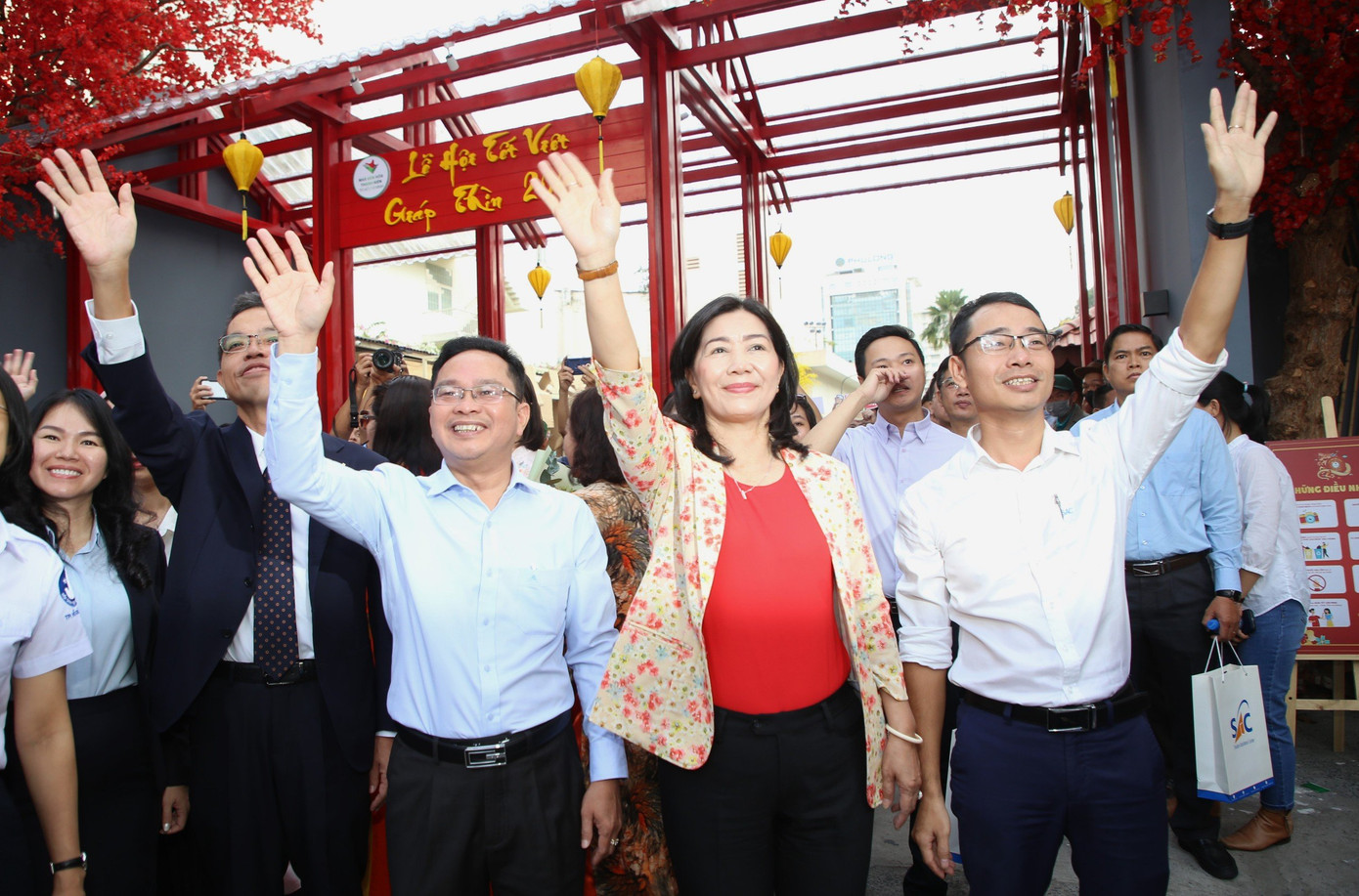 Ban Tổ chức tiễn các bạn sinh viên, người lao động về quê đón Tết.