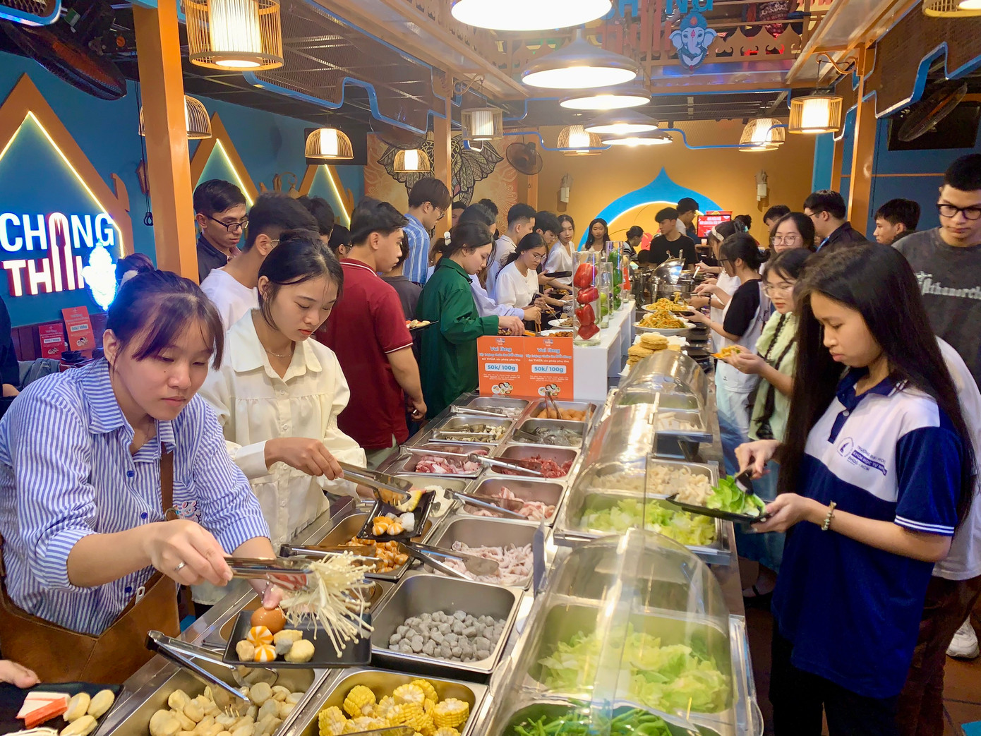 Được thưởng thức vài lần về món Thái nhưng Vũ Nguyễn Ngân Khánh (trường ĐH Đồng Nai) cảm thấy đây là lần đầu tiên mình hợp khẩu vị nhất. “Các món Thái ở đây không quá cay nên rất dễ ăn. Nhân viên của quán lại thân thiện nên tụi mình dùng bữa tối rất thoải mái”.