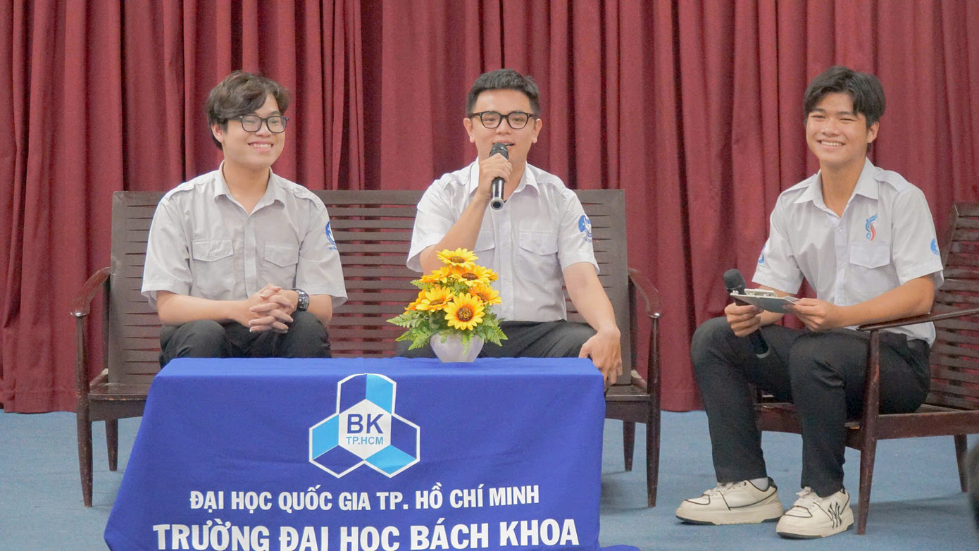 Anh Trương Đăng Quang (cầm mic) chia sẻ tại chương trình. Anh Trương Đăng Quang (cầm mic) chia sẻ tại chương trình.