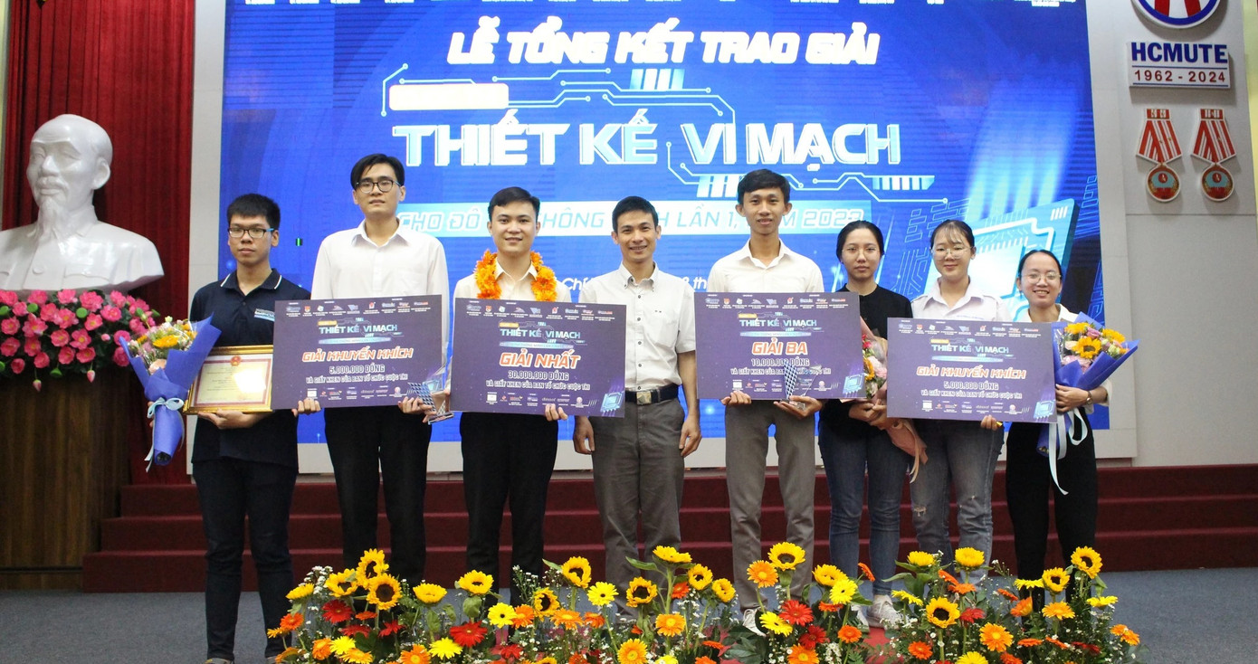 Thế Hùng (thứ ba bên trái) vừa giành giải Nhất Cuộc thi Thiết kế vi mạch cho đô thị thông minh lần I. Thế Hùng (thứ ba bên trái) vừa giành giải Nhất Cuộc thi Thiết kế vi mạch cho đô thị thông minh lần I.