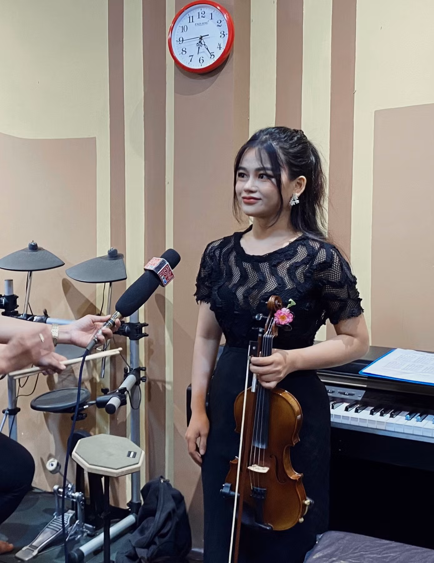Ngoài việc học ngôn ngữ, Nữ còn dành thời gian cho bộ môn yêu thích là Violin.