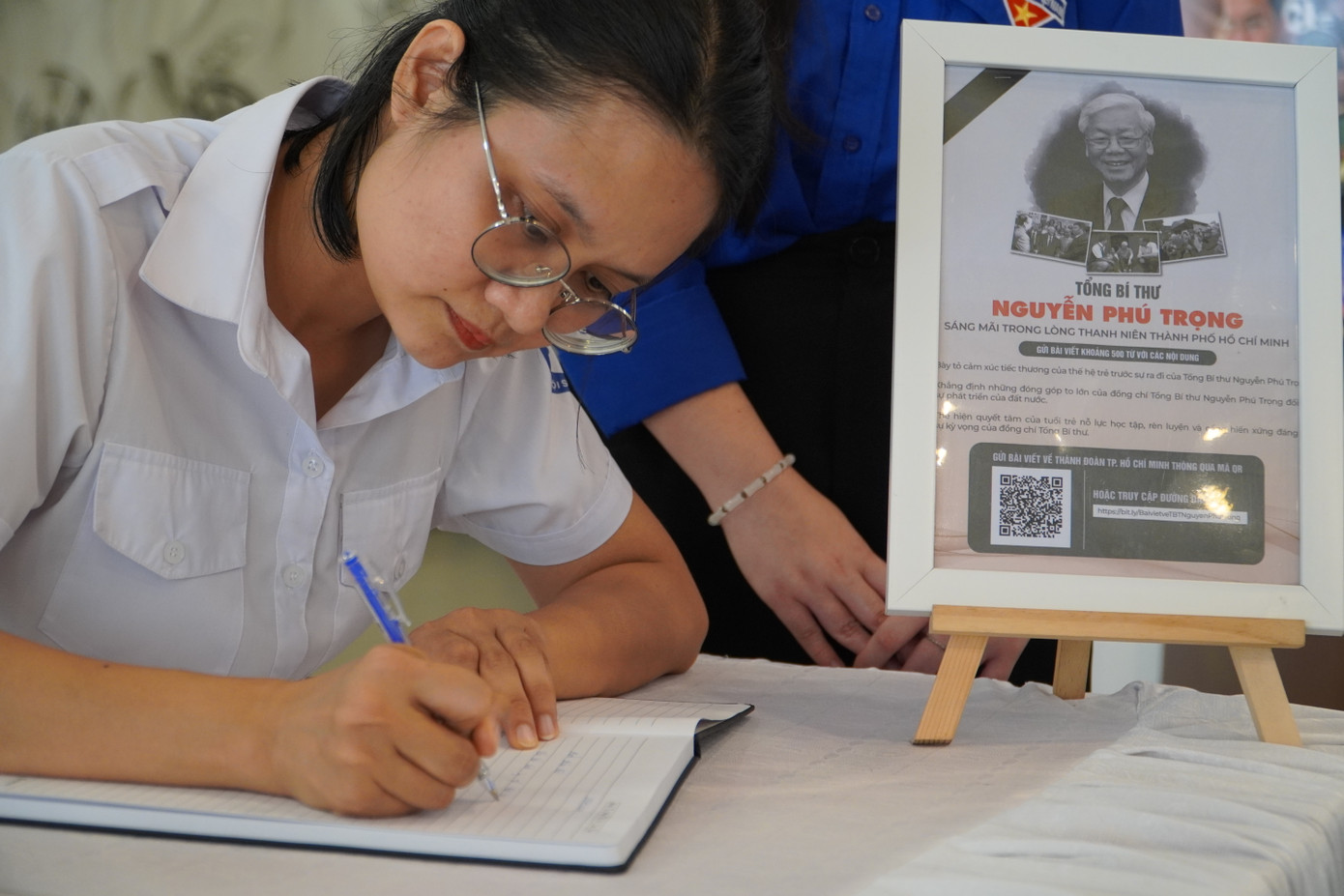 Chị Trần Thu Hà - Phó Bí thư Thành Đoàn, Chủ tịch Hội Sinh viên TP. HCM viết những dòng lưu sổ tại Không gian "Tổng Bí thư Nguyễn Phú Trọng sáng mãi trong lòng tuổi trẻ TP. HCM". Không gian được thiết kế và trưng bày tại Nhà Văn hóa Thanh niên TP. HCM. Chị Trần Thu Hà - Phó Bí thư Thành Đoàn, Chủ tịch Hội Sinh viên TP. HCM viết những dòng lưu sổ tại Không gian "Tổng Bí thư Nguyễn Phú Trọng sáng mãi trong lòng tuổi trẻ TP. HCM". Không gian được thiết kế và trưng bày tại Nhà Văn hóa Thanh niên TP. HCM.