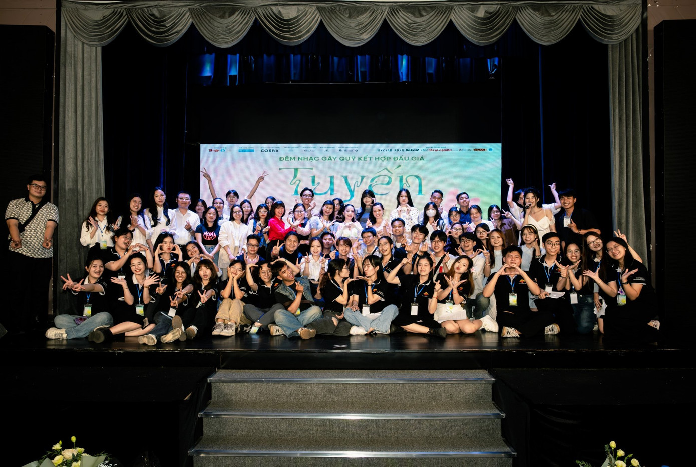 Đêm nhạc gây quỹ kết hợp đấu giá “Tuyến” do các bạn sinh viên thực hiện đã để lại nhiều cảm xúc. Đêm nhạc gây quỹ kết hợp đấu giá “Tuyến” do các bạn sinh viên thực hiện đã để lại nhiều cảm xúc.