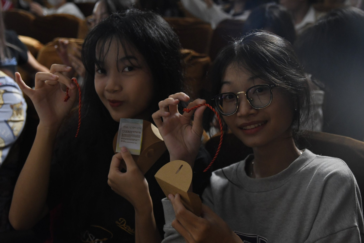 Các bạn sinh viên hào hứng với món quà đặc biệt từ Ban Tổ chức. Các bạn sinh viên hào hứng với món quà đặc biệt từ Ban Tổ chức.