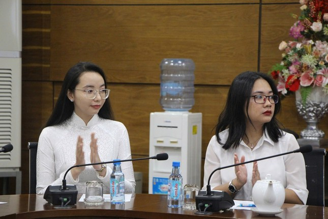 Nguyễn Đinh Thu Hiền - cử nhân ngành Sư phạm Toán học, trường ĐH Sư phạm TP. HCM (bên trái) sẽ về công tác tại trường THPT chuyên Trần Đại Nghĩa. (Ảnh: Anh Nhàn) Nguyễn Đinh Thu Hiền - cử nhân ngành Sư phạm Toán học, trường ĐH Sư phạm TP. HCM (bên trái) sẽ về công tác tại trường THPT chuyên Trần Đại Nghĩa. (Ảnh: Anh Nhàn)