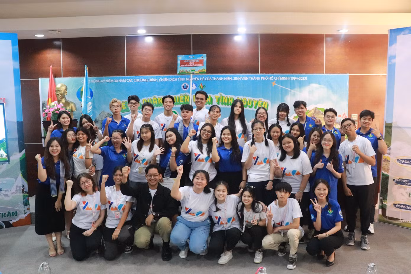 Hình ảnh sinh viên trường ĐH Quốc tế và sinh viên nước ngoài tham gia Chiến dịch tình nguyện 'Mùa Hè Xanh'.