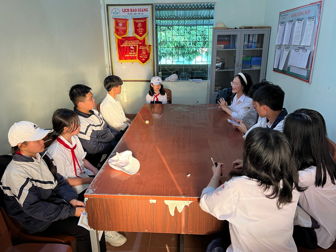 Trúc Linh luôn sẵn sàng chia sẻ những kinh nghiệm với các em học sinh.