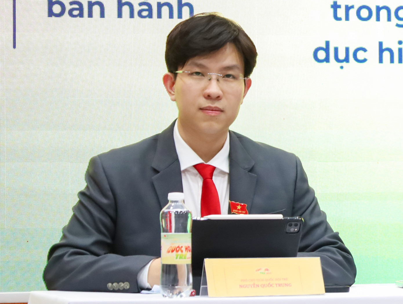 Quốc Trung tham gia nhiều hội thảo quốc tế. Quốc Trung tham gia nhiều hội thảo quốc tế.