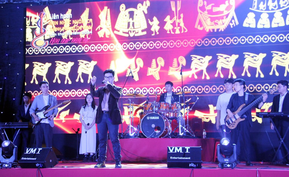 Những nhóm nhạc sinh viên 'cháy' hết mình trên sân khấu. Những nhóm nhạc sinh viên 'cháy' hết mình trên sân khấu.