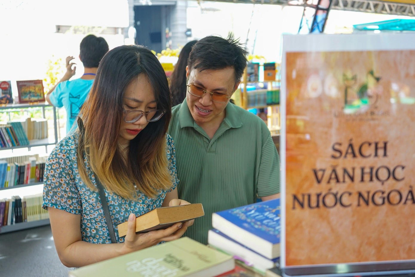 Bên cạnh các không gian trưng bày sách mới, không gian trưng bày sách cũ cũng thu hút khá đông đảo bạn trẻ tìm đến để tìm mua những cuốn sách "già tuổi" để phục vụ cho việc sưu tầm hoặc trang trí góc học tập tại nhà.