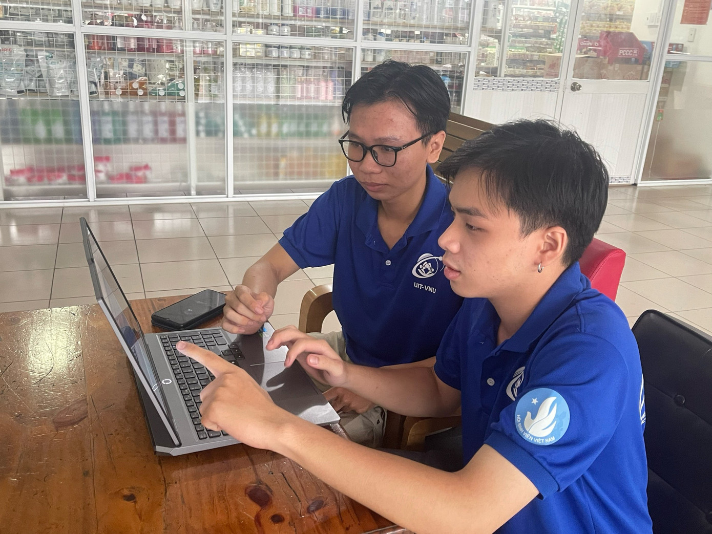 Sử dụng kiến thức, kỹ năng, niềm đam mê với công nghệ, Anh Thanh Bình (trái) và Anh Khoa tích cực cho ra hệ thống hoàn thiện, chỉn chu.