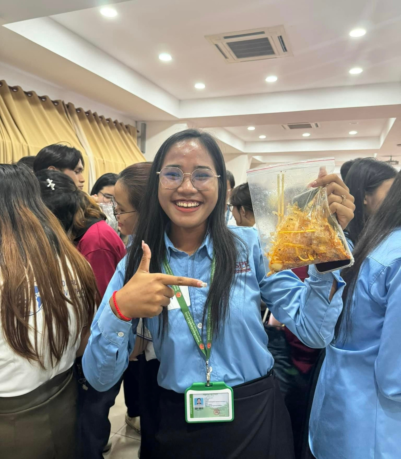 Bánh tráng trộn - món ăn đường phố trứ danh của TP. HCM đã làm 'mê mẩn' các bạn trẻ xứ chùa tháp. Bánh tráng trộn - món ăn đường phố trứ danh của TP. HCM đã làm 'mê mẩn' các bạn trẻ xứ chùa tháp.