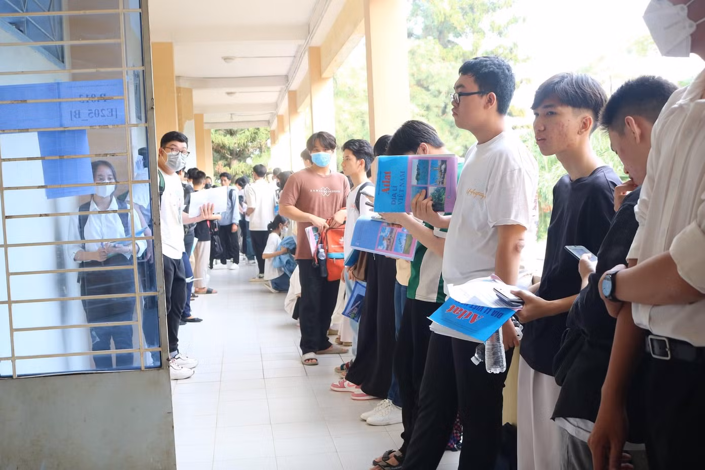 Cán bộ coi thi gọi thí sinh vào phòng thi. (Ảnh: ĐHQG TP. HCM)
