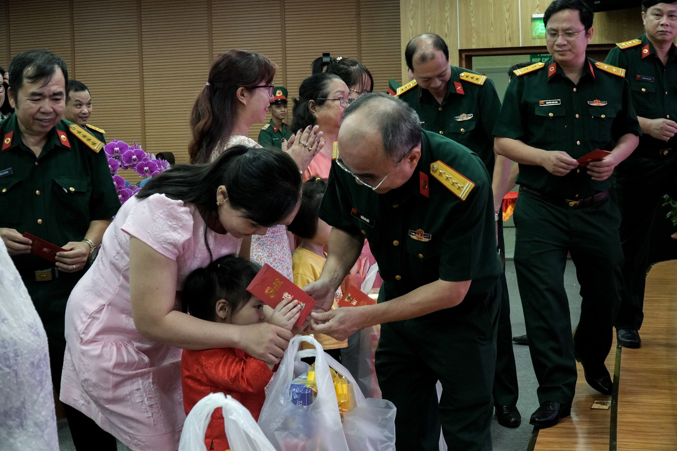 Bệnh viện Quân y 175 đã tặng quà Tết đến thân nhân của cán bộ, nhân viên đang công tác tại Bệnh xá đảo Trường Sa.