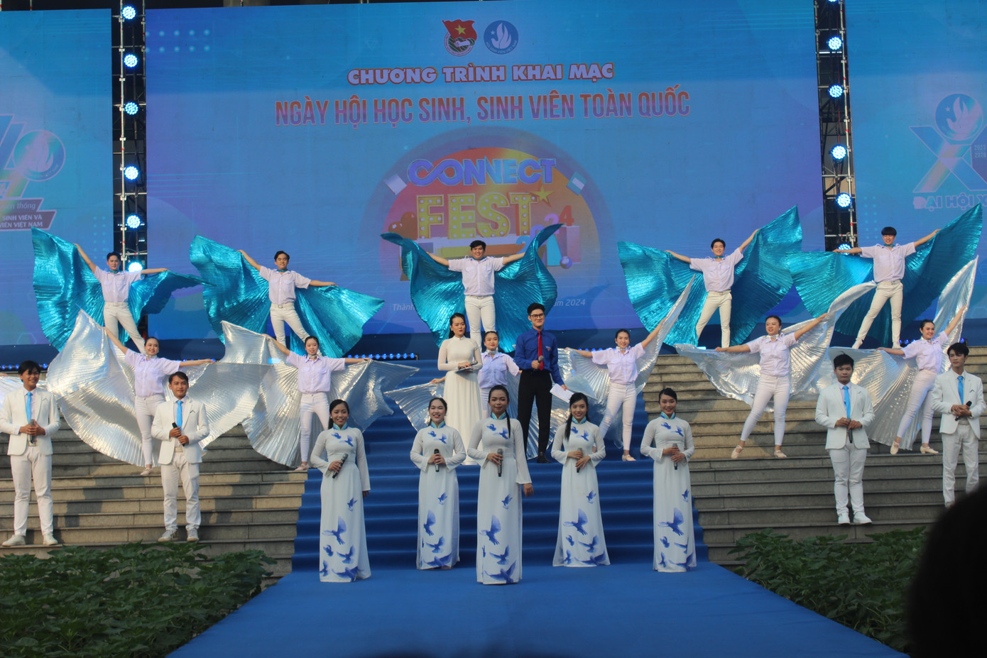 Ngoài ca khúc sôi động của ca sĩ Phương Mỹ Chi còn có những tiết mục văn nghệ đặc sắc do các bạn sinh viên các trường đại học tại TP. HCM biểu diễn. Ngoài ca khúc sôi động của ca sĩ Phương Mỹ Chi còn có những tiết mục văn nghệ đặc sắc do các bạn sinh viên các trường đại học tại TP. HCM biểu diễn.