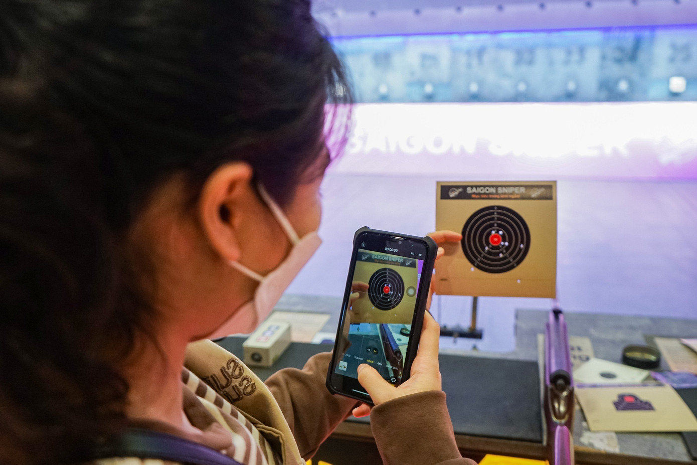 Về loại bia bắn, sẽ có 2 loại cơ bản, bia tập luyện nếu bắn vào tâm sẽ là 10 điểm. Về loại bia thi đấu sẽ to hơn và cách tính điểm cũng tương tự như bia bắn tập luyện. Về thi đấu thì vòng đầu tiên sẽ là vòng đấu loại, từ bệ bắn đến bia là 10 m, với 60 lượt bắn và tiến vào vòng chung kết sẽ là 20 lượt bắn.