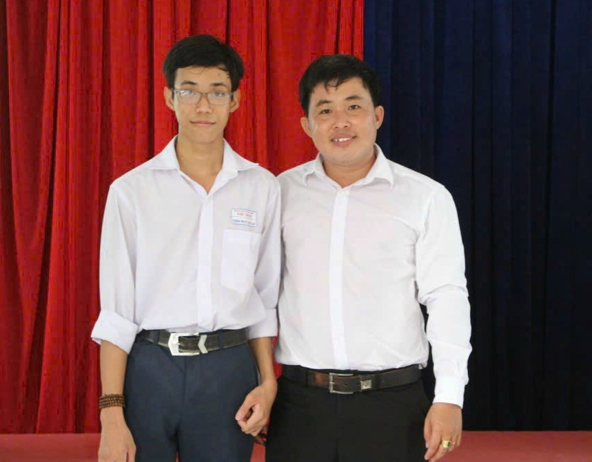 Kỳ Lân chụp cùng thầy Võ Thành Đạt, giáo viên Ngữ văn năm lớp 12 của Lân.