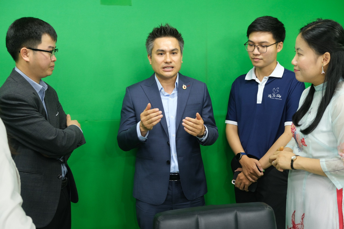 Bốn gương mặt trong trong Top 20 &apos;Gương mặt trẻ Việt Nam tiêu biểu&apos; năm 2023 trò chuyện bên lề buổi giao lưu.