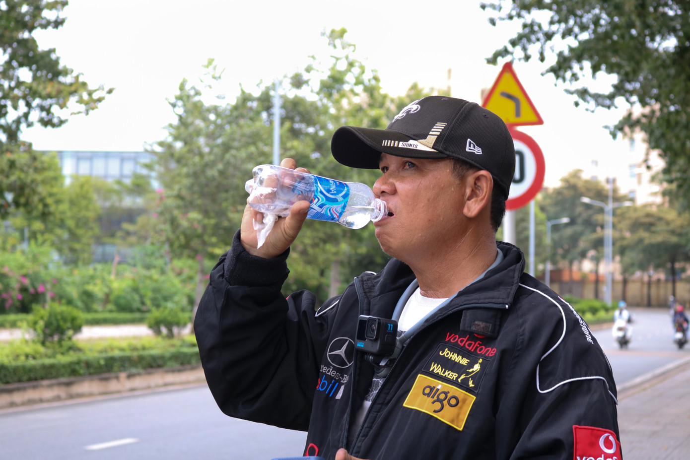 Cổng trường ĐH Công nghệ thông tin (ĐHQG TP. HCM) là điểm nghỉ trưa quen thuộc của ông. Ông tâm sự, ông thấy thương những bạn sinh viên xa quê xa nhà học tập. Bởi thế, ông luôn mong giúp đỡ các bạn. Cổng trường mà ông đứng xa chỗ sửa xe, nên sự xuất hiện của “Chú Long quận 9” đã kịp thời hỗ trợ các bạn sinh viên khi gặp sự cố.