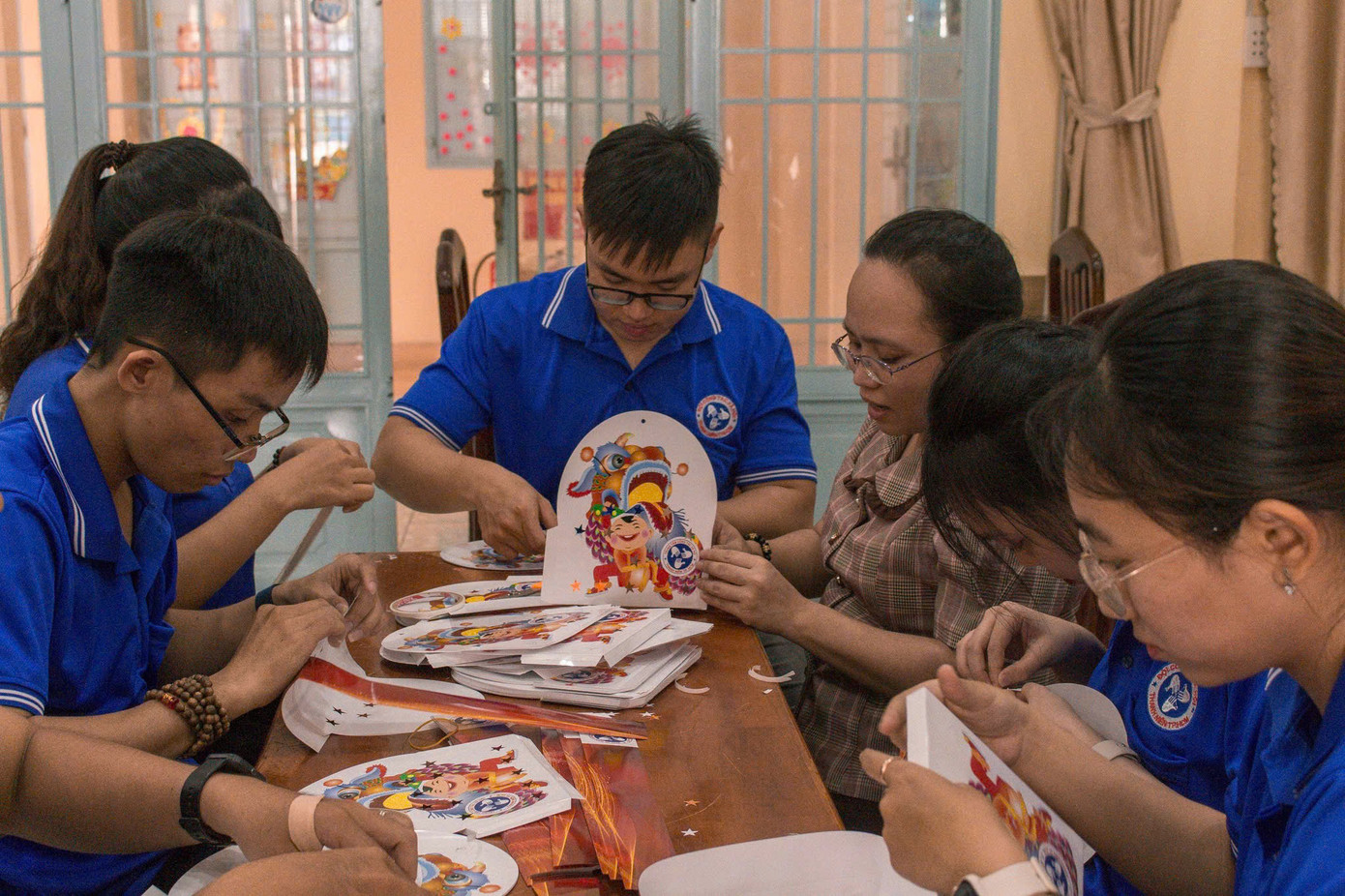 Các bạn tình nguyện viên của Đội Công tác xã hội Thanh niên TP. HCM tự tay chuẩn bị quà cho các em. Các bạn tình nguyện viên của Đội Công tác xã hội Thanh niên TP. HCM tự tay chuẩn bị quà cho các em.