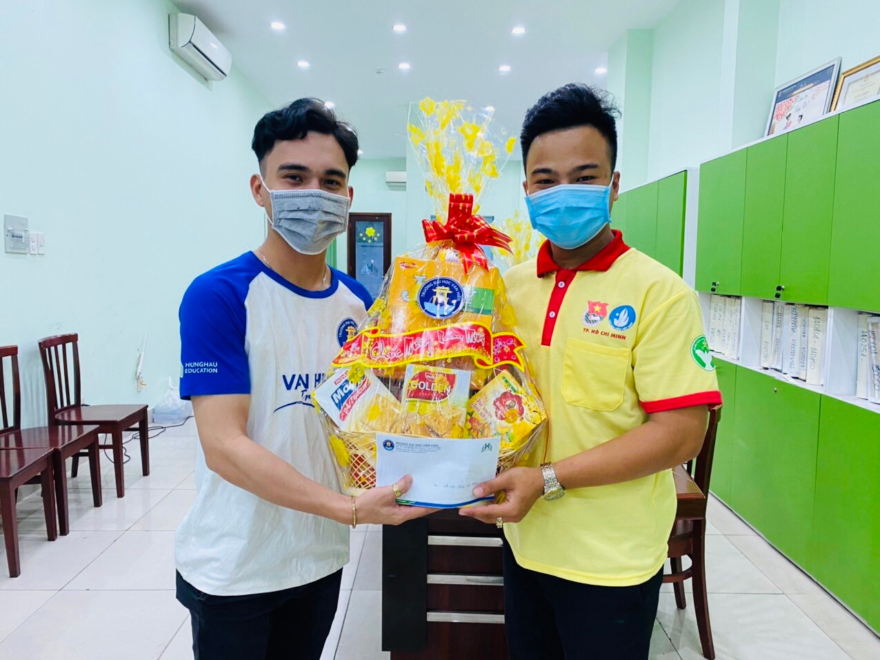 Thanh Nam (phải) tích cực tham gia các hoạt động Đoàn - Hội. Thanh Nam (phải) tích cực tham gia các hoạt động Đoàn - Hội.