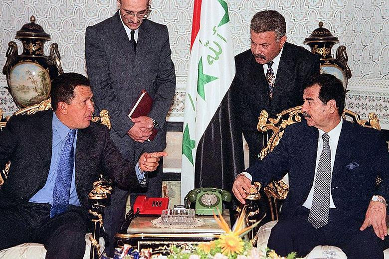 Cựu tổng thống Iraq Saddam Hussein gặp tổng thống Venezuela năm 2000 