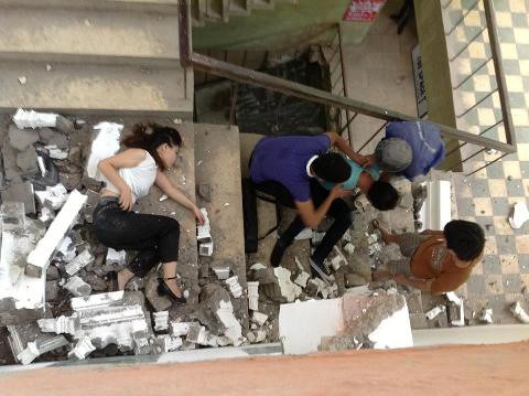 Vụ tai nạn ngã từ lan can cơi nới tại Zone 9. Vụ tai nạn ngã từ lan can cơi nới tại Zone 9