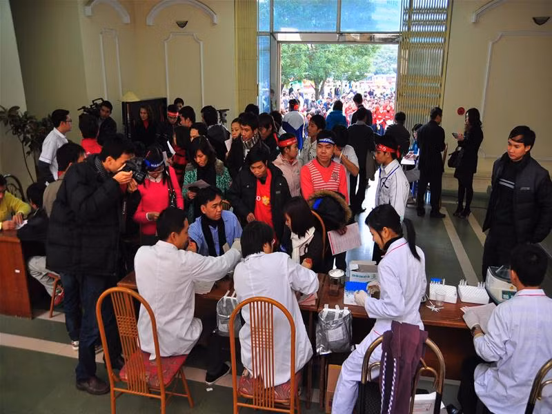 Khám sức khỏe trước khi hiến máu. Ảnh : Thuận Phong