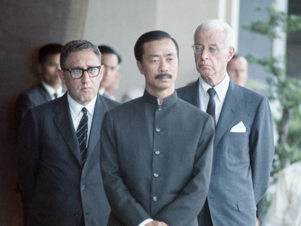 Cố vấn Henry Kissinger (trái) và ông Nguyễn Cao Kỳ