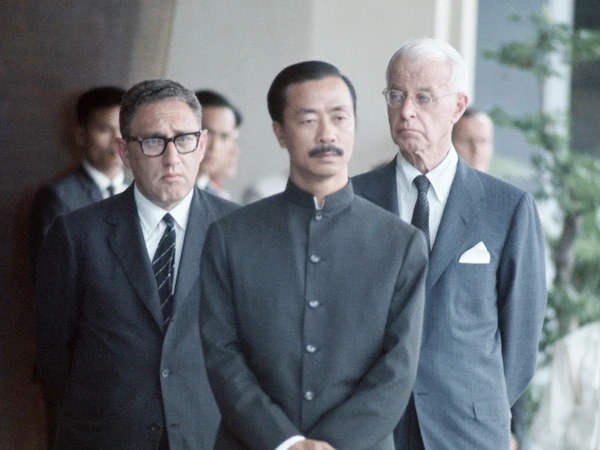 Cố vấn Henry Kissinger (trái) và ông Nguyễn Cao Kỳ