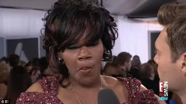 Cô xúc động khi chia sẻ với MC của kênh E! về sự ra đi đột ngột của Whitney Houston