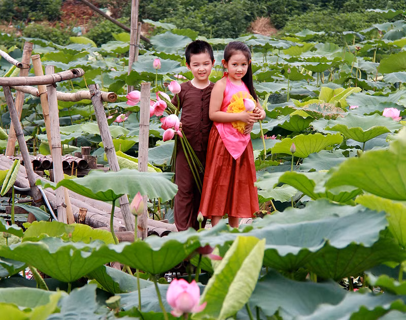 Đức Anh và Minh Châu thật duyên dáng Gia Hân và Tranh Linh tung tăng đi qua cầu Đức Anh và chị gái Trang Linh Ngọc Ánh và em trai cùng tạo dáng Thanh Sơn đáng yêu không nào? Đức Anh có gương mặt và nụ cười thật sáng Minh Châu duyên dáng và đáng yêu Gia Hân rất tự tin và duyên dáng Khoảnh khắc hồn nhiên
