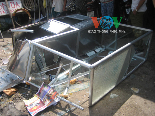 Xe bánh mì bị đâm sập, người đứng bán bị thương nặng