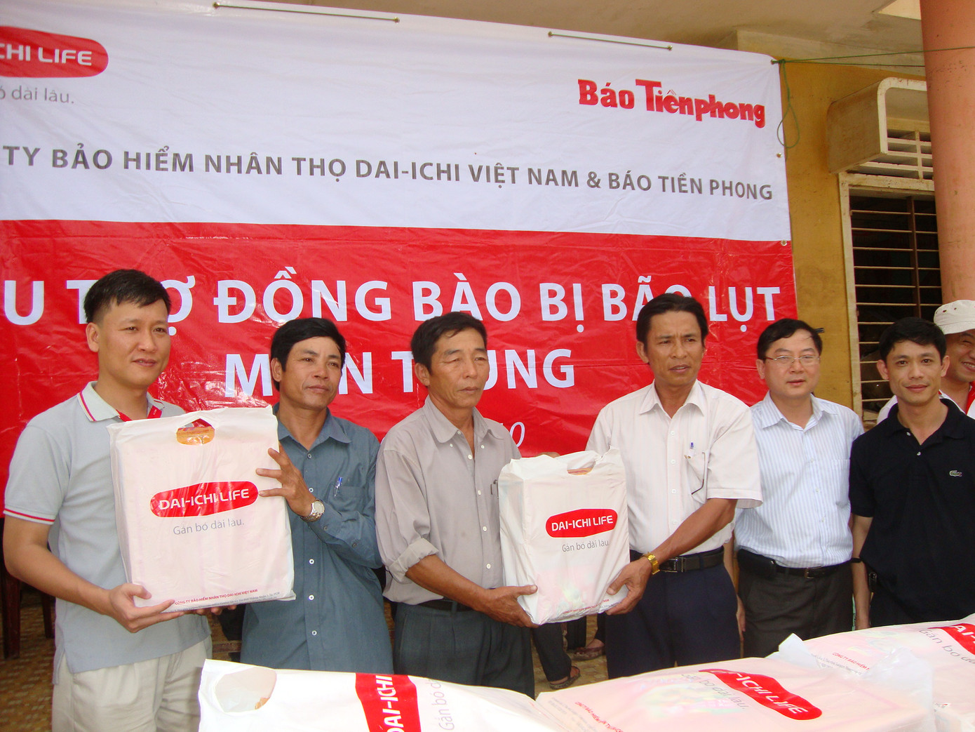 Đoàn công tác đã trao quà cho người dân Tân Hóa. Đoàn công tác đã trao quà cho người dân Tân Hóa