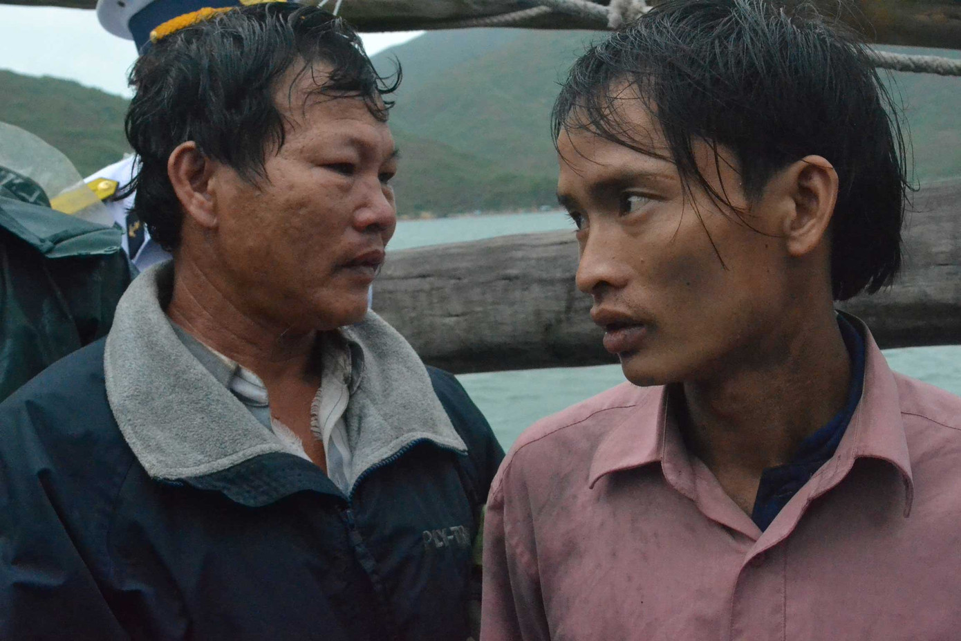 Khuôn mặt của thuyền trưởng và ngư dân vẫn còn thất thần sợ hãi