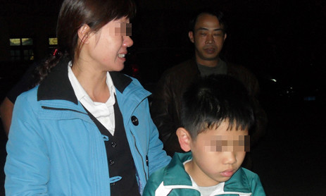 Cháu bé được giải thoát. Ảnh: ANTĐ