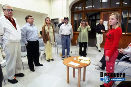 Trong cuộc thử nghiệm tại New York, các bệnh nhân đều mang kính đen đề phòng khả năng Natasha giao tiếp với họ bằng mắt. Ảnh: cfpf