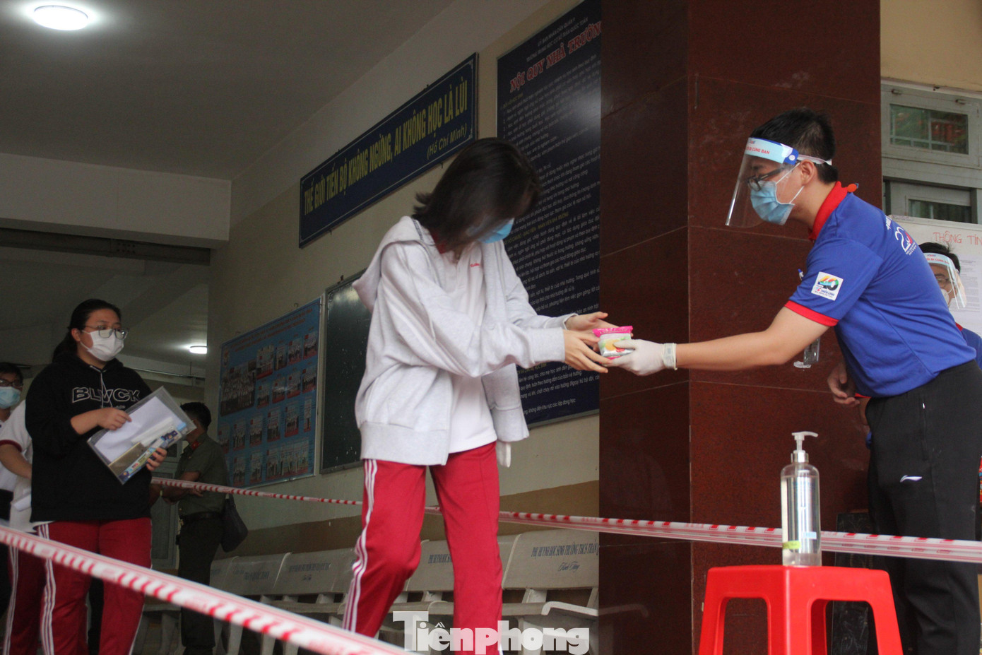 ... yêu cầu thí sinh rửa tay sát khuẩn.... ... yêu cầu thí sinh rửa tay sát khuẩn....