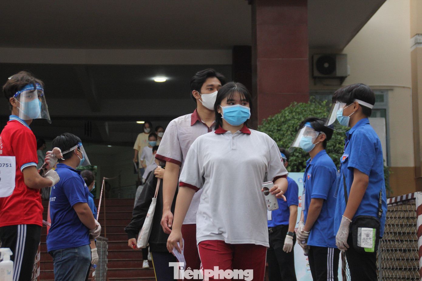 ... hướng dẫn thí sinh giãn cách... ... hướng dẫn thí sinh giãn cách...