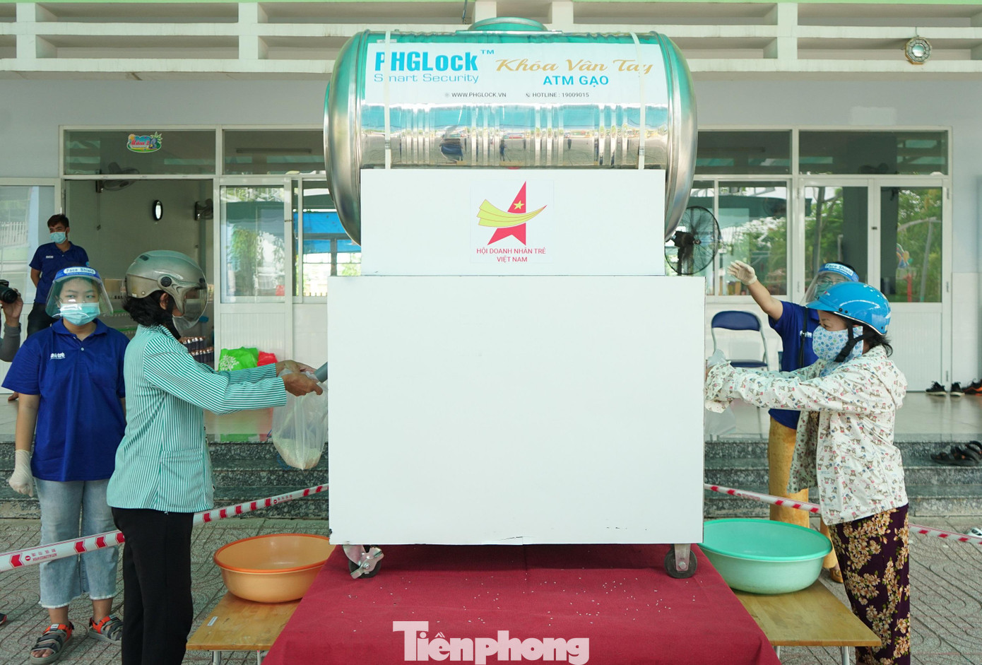 Mỗi người dân được nhận 2 kg từ máy ATM Mỗi người dân được nhận 2 kg từ máy ATM