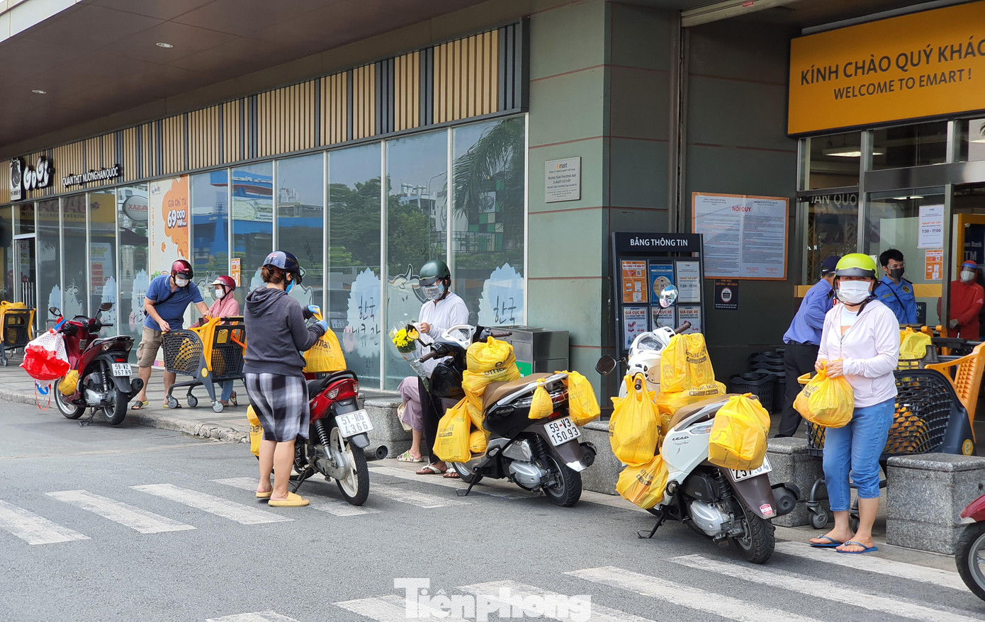 Do vậy, theo ông Khuê, 5 giải pháp với các biện pháp tập trung nâng cao như trên sẽ bắt đầu thực hiện quyết liệt từ 23/8. Để chuẩn bị cho tình hình mới trong những ngày "ở nhà chống dịch" sắp đến, người dân tranh thủ nhiều mặt hàng cần thiết để sử dụng. Do vậy, theo ông Khuê, 5 giải pháp với các biện pháp tập trung nâng cao như trên sẽ bắt đầu thực hiện quyết liệt từ 23/8. Để chuẩn bị cho tình hình mới trong những ngày "ở nhà chống dịch" sắp đến, người dân tranh thủ nhiều mặt hàng cần thiết để sử dụng.